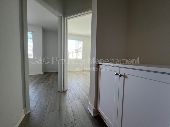 Building Photo - 374 Hansen Ter