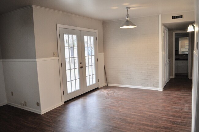 Building Photo - FOR LEASE! Nice 3-2-2 Brick Home in Weatherford!