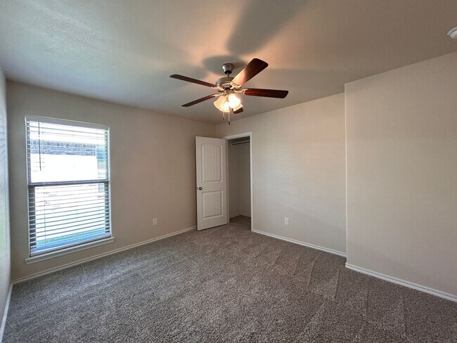 Building Photo - 4 bedroom 3 bathroom