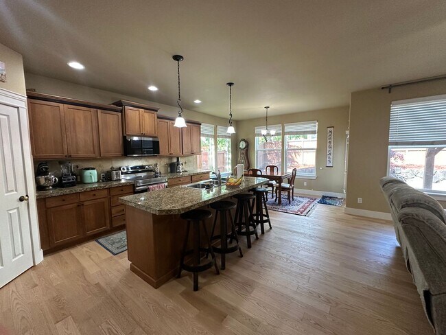Building Photo - 4405 Cashmere Dr NE