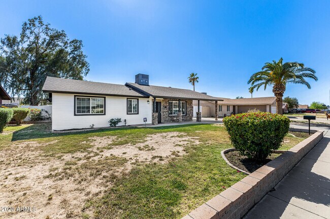 Building Photo - 7613 W Devonshire Ave