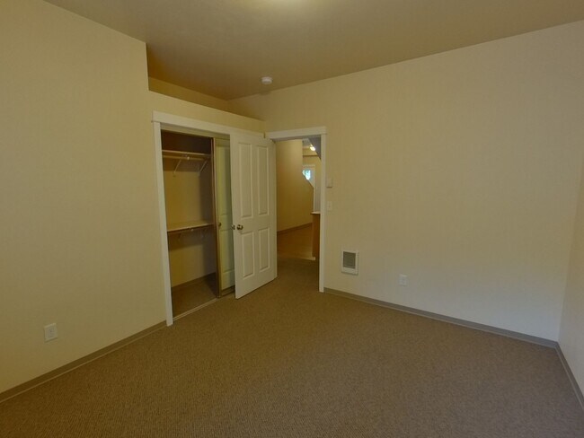 Building Photo - Alder Duplexes on 17th