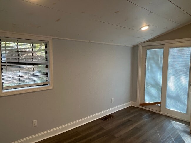 Building Photo - Charming, Spacious 3 bedroom 2 bath