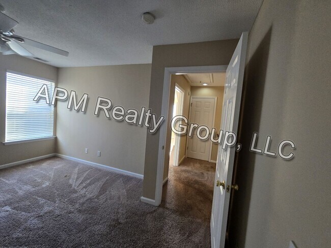 Building Photo - Great Polo Road location!