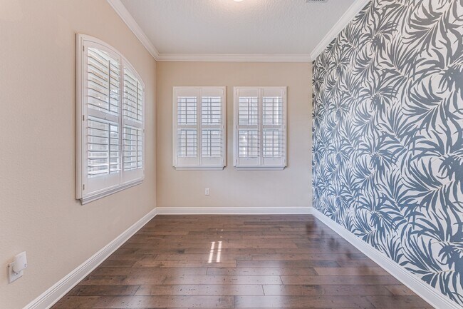 Building Photo - Stunning David weekly designed 3 BR+ OFFICE/ 2.5 BA / 2 Car executive townhouse in Hyde Park / So...