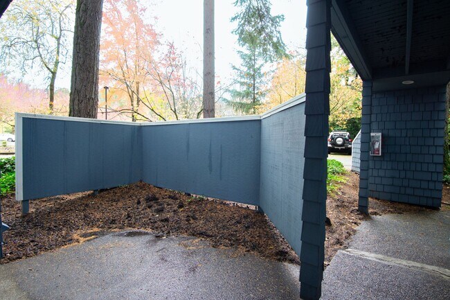 Building Photo - $500 OFF! Fantastic Lake Oswego 1Bdr w/Fireplace, Dishwasher, W/D & Patio!