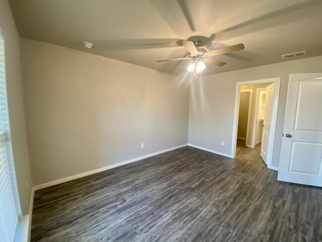 Building Photo - Introducing Your Dream Home: Spacious and Stunning 3 Bed, 2 Bath Haven Ready for You!