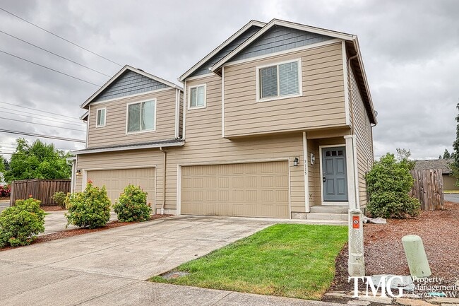 Building Photo - 3 Bedroom/2.5 Bath With Fenced Backyard, W/D Included, and AC!