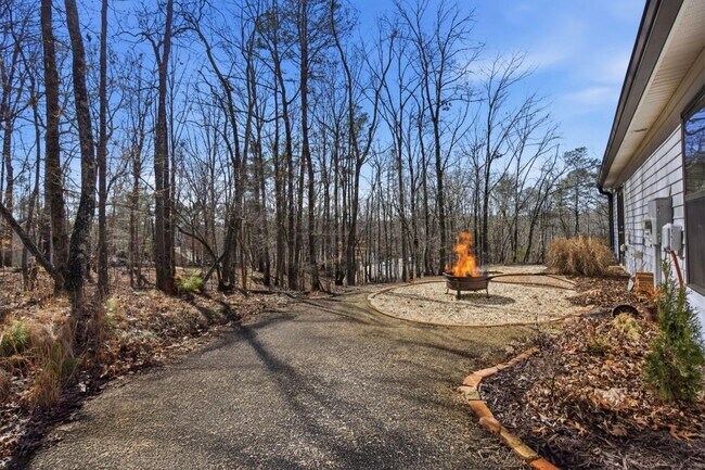 Building Photo - 7621 Maple Pl