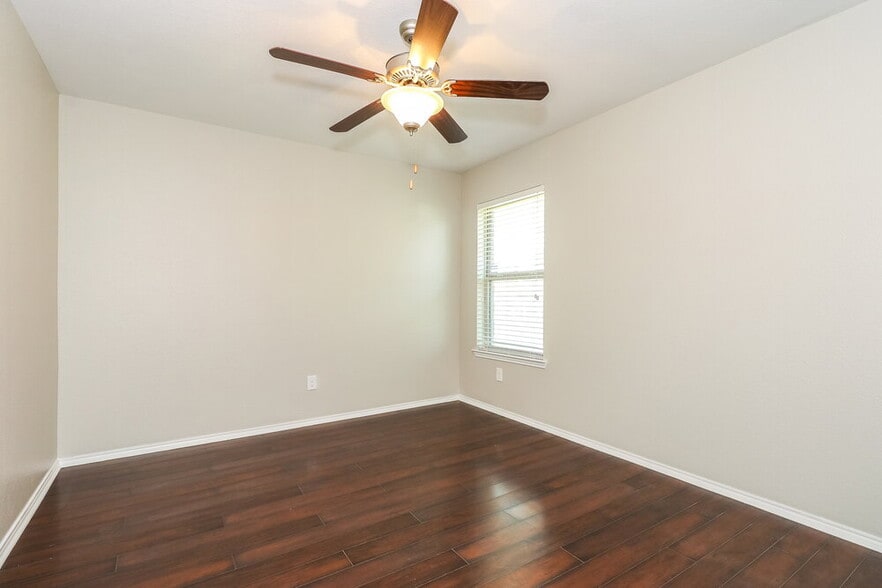 Building Photo - 900 W Bend Blvd