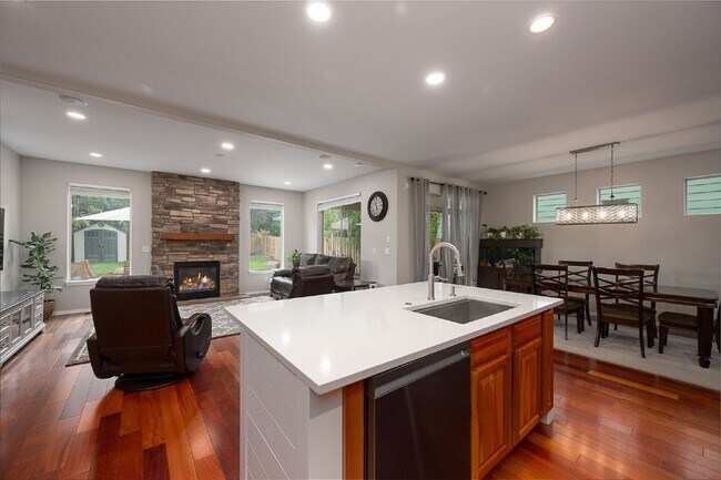 Building Photo - Spacious 4-bed Home with High Ceilings