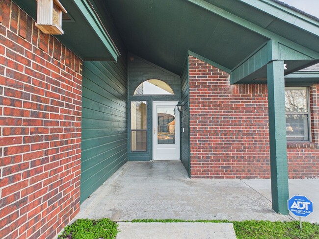 Building Photo - 3904 SW Parkridge Blvd