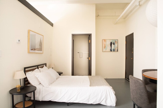 Building Photo - 823 N 2nd St