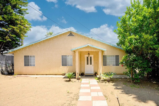 Building Photo - 14012 Sayre St