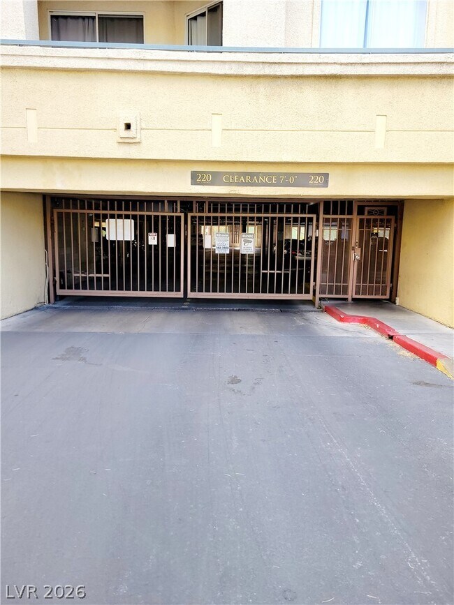 Building Photo - 220 E Flamingo Rd