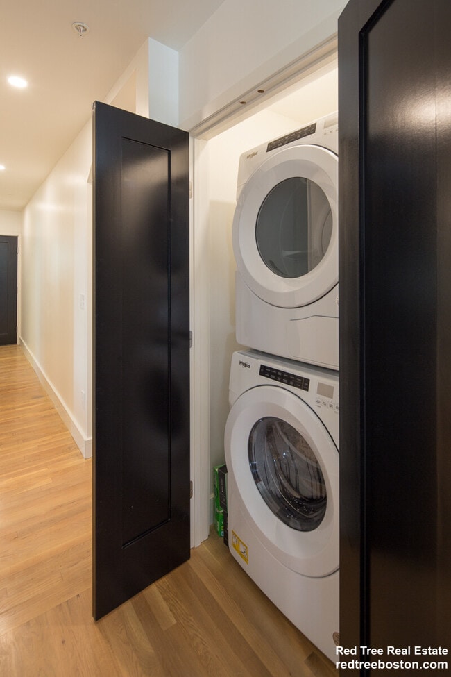 Building Photo - 92 Brown St