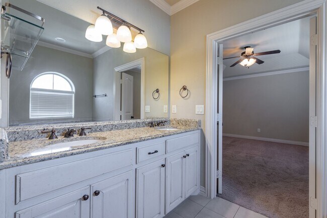 Building Photo - Beautiful Tuscan feel Condo Lower Greenville area