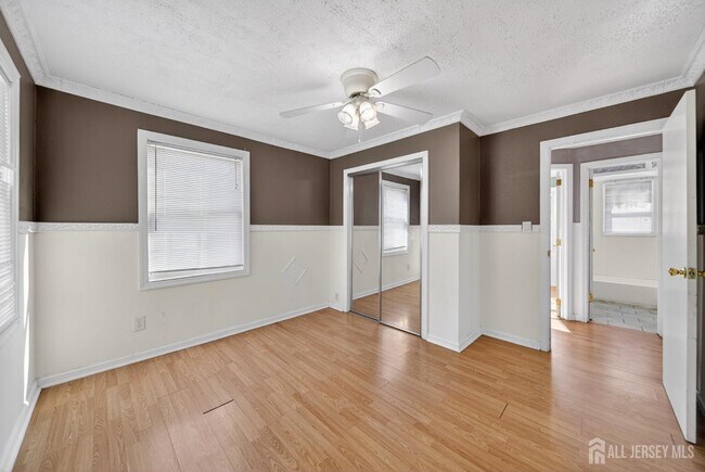 Building Photo - 114 Larch St