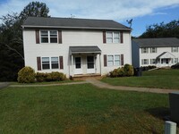 Building Photo - Three Bedroom Townhouse in Bedford!