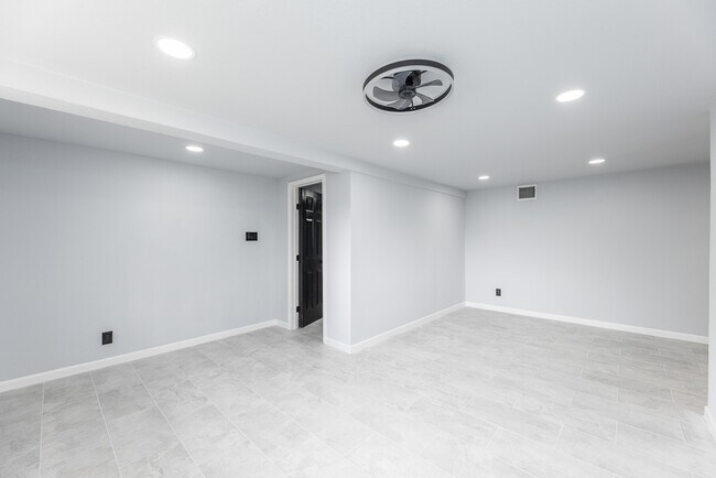 Building Photo - 1109 E Columbia Ln