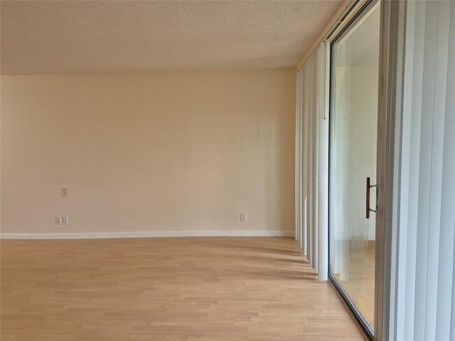 Building Photo - 3151 S Palm Aire Dr