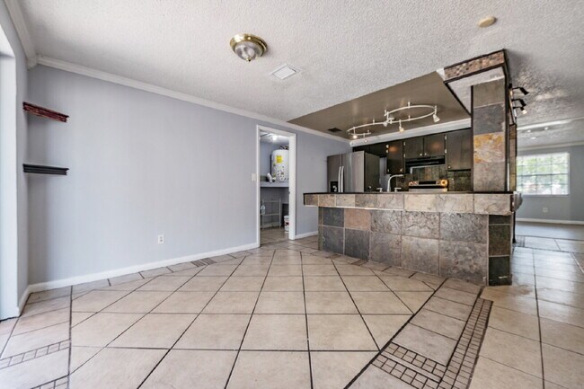 Building Photo - 16001 Saddlestring Dr