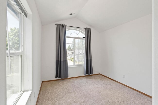 Building Photo - Charming 3-bdrm/2-bath Slender Home in Roseway. Fenced backyard, 1-car garage