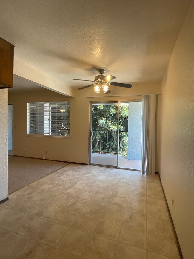 Building Photo - 2 Bedroom, 1 Bath Apartment