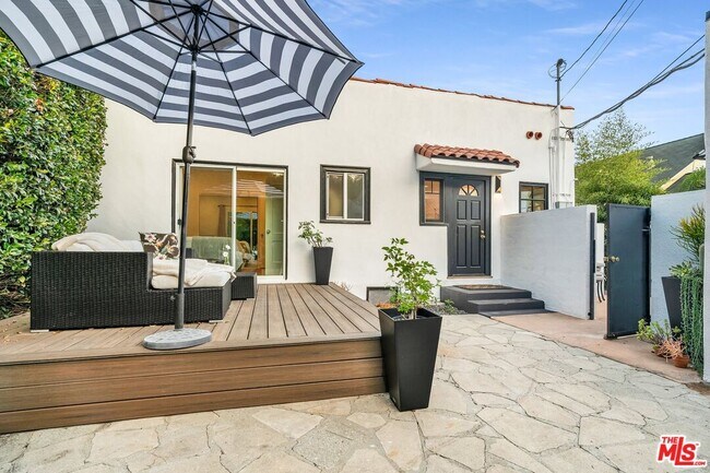 Building Photo - 653 N W Knoll Dr