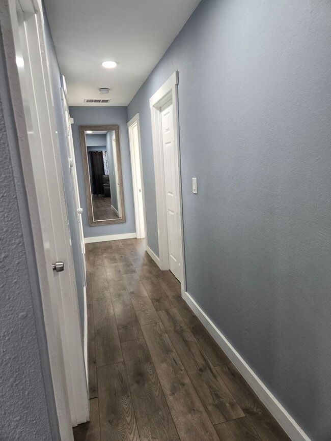 Building Photo - Beautifully Updated 3 Bed, 2 Bath Single S...