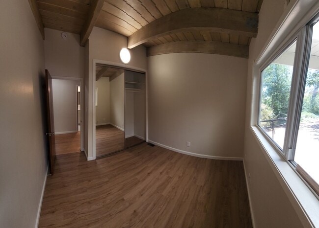 Building Photo - Large 5 Bedroom Home close to Poly Campus!!