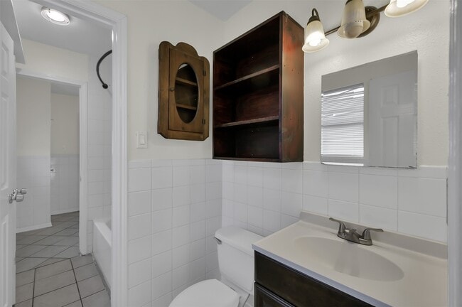 Building Photo - 1018 Surrey Ct