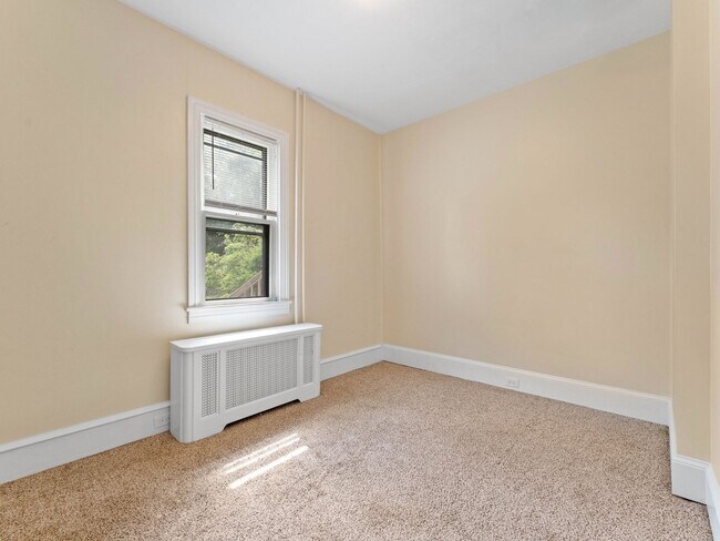 Building Photo - Spacious Updated Home with Modern Finishes in Mickleton