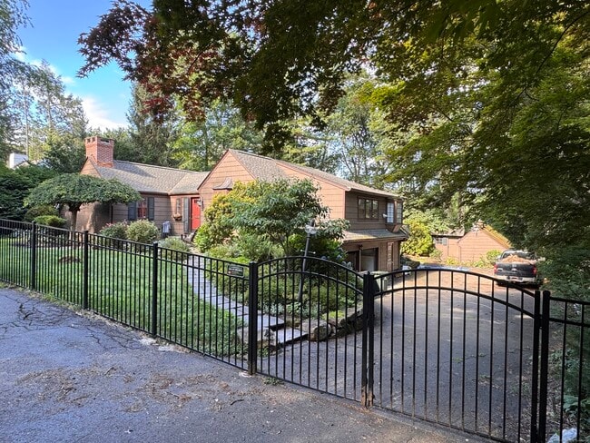 Building Photo - 267 Ridgewood Rd