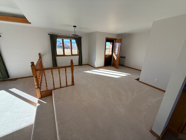 Building Photo - 3 Bed 2 Bath Large Semi-Rural Modern Beautiful Home