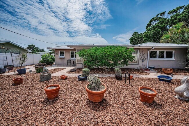 Building Photo - 1387 Hill Dr