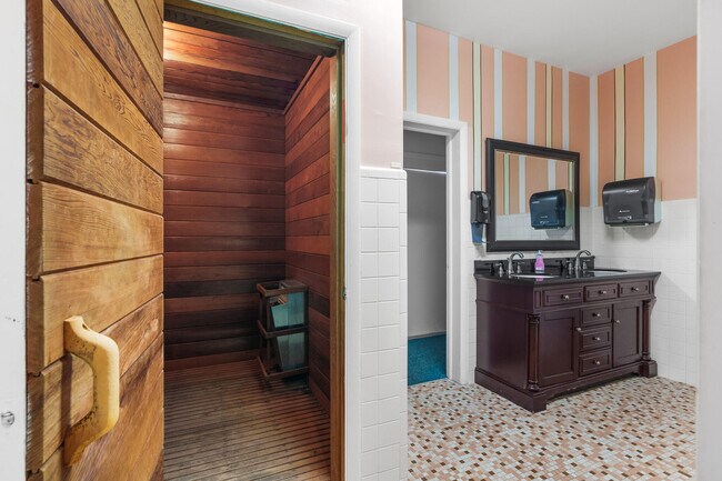 Building Photo - 410 NE 17th Ave