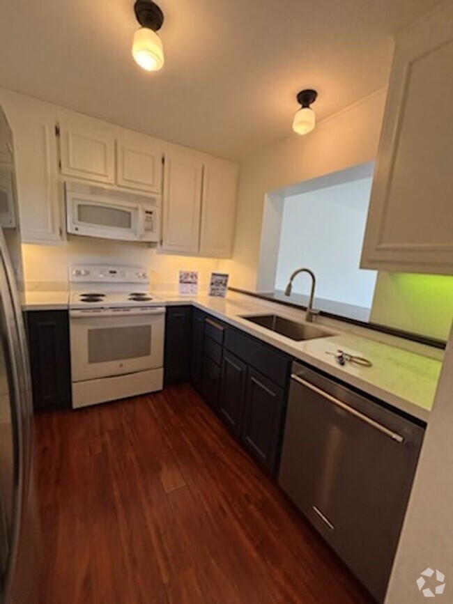 Building Photo - Beautiful Condo with Scenic Views in Green...