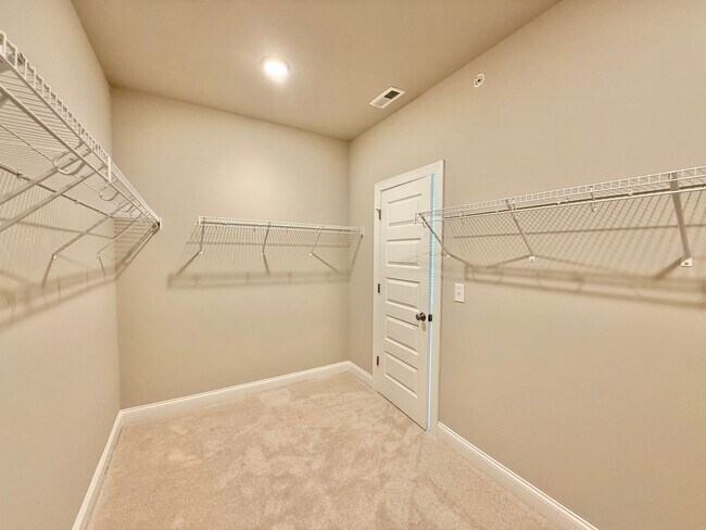 Building Photo - **OFFERING FIRST MONTH'S RENT FREE, $200 MOVE IN PROMOTION & REFUNDABLE APPLICATION FEES** New Co...