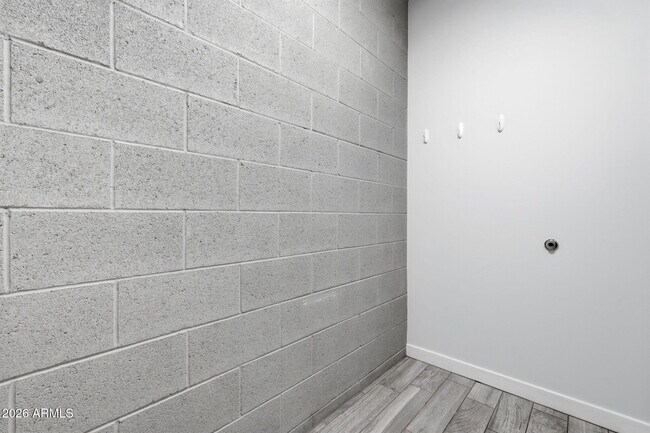 Building Photo - 2727 E Thomas Rd