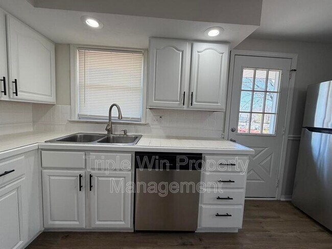 Building Photo - 404 Fee Fee Hills Dr