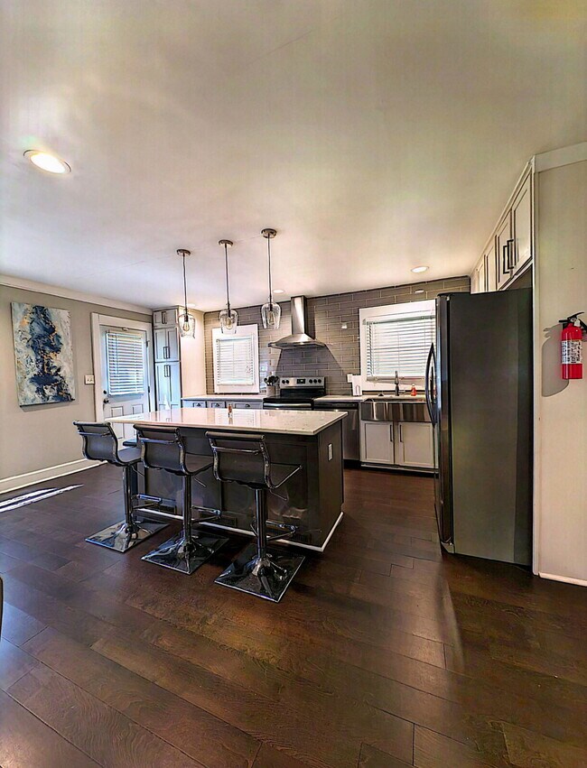 Building Photo - Stylish & Convenient Atlanta Room: All-Inclusive Living!