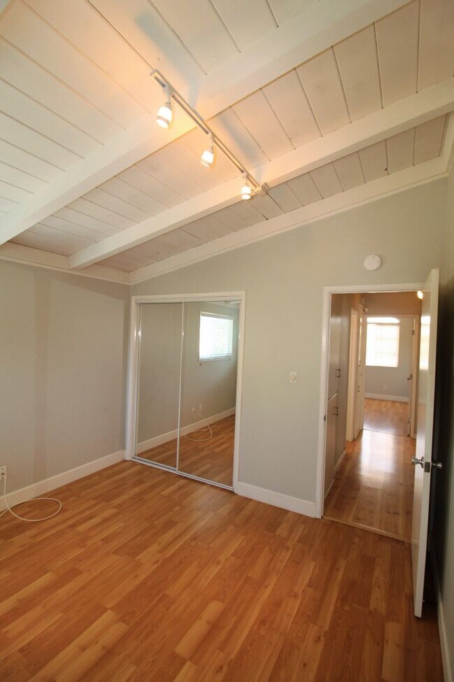 Building Photo - 1063-1065 Montauk