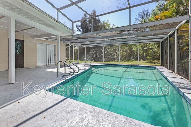 Building Photo - 5645 N Tuttle Ave