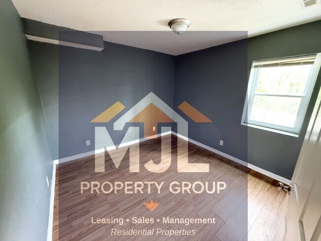 Building Photo - Spacious 3 Bedroom / 1 Bath Apartment in Sugar Creek *Ready Now*