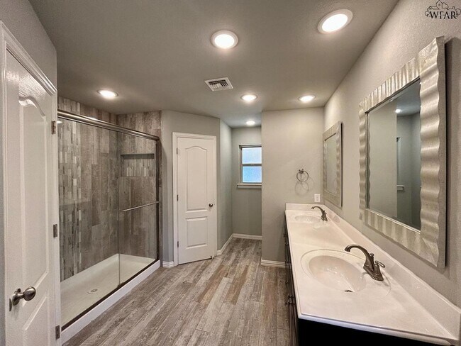 Building Photo - 5025 Olivia Ln