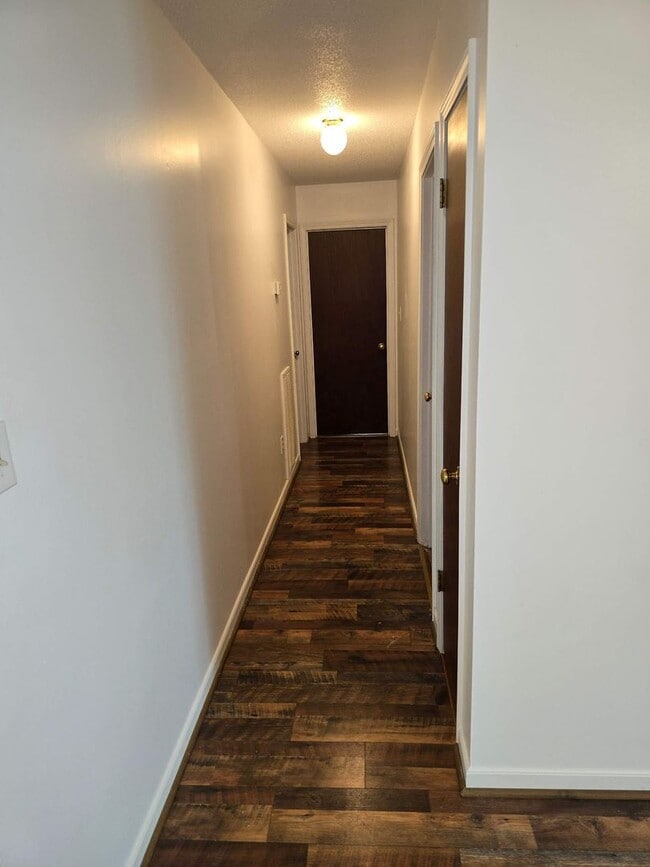 Building Photo - 2 bedroom 1 bath condo
