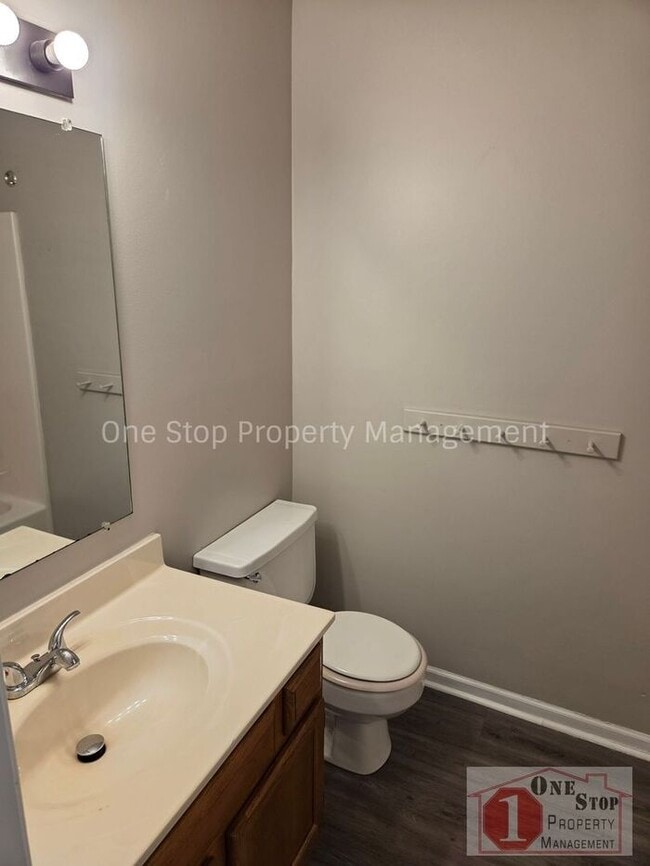 Building Photo - Cozy 3 bedroom 2.5 bathroom in Blue Springs, MO!