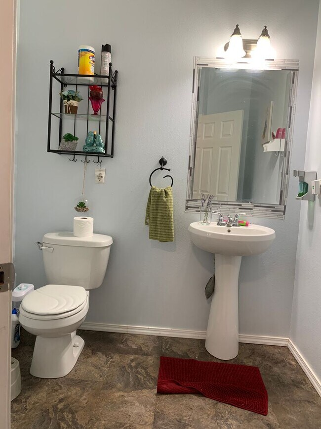 Building Photo - Remodeled Maple Woods Beauty