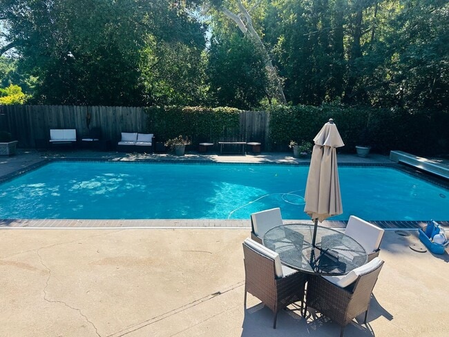 Building Photo - Single Story Home with Sparkling Pool, Large Spacious Lot with Top Schools! Monte Sereno/Los Gato...